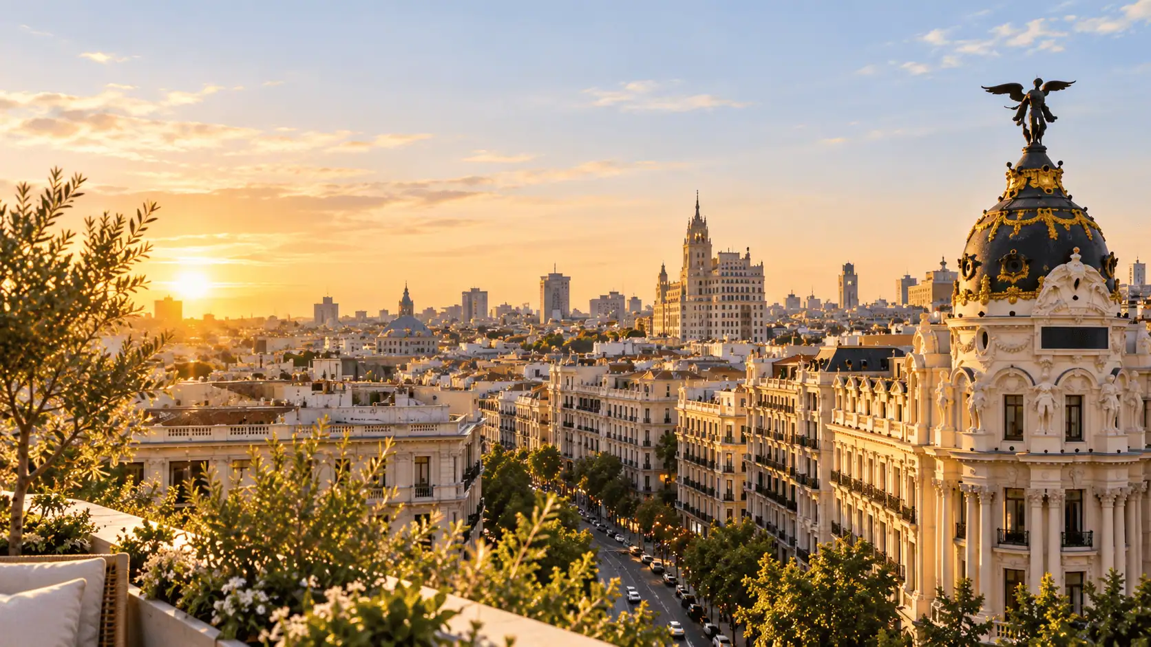 Vue sur les toits de Madrid et l'édifice Metrópolis au coucher du soleil